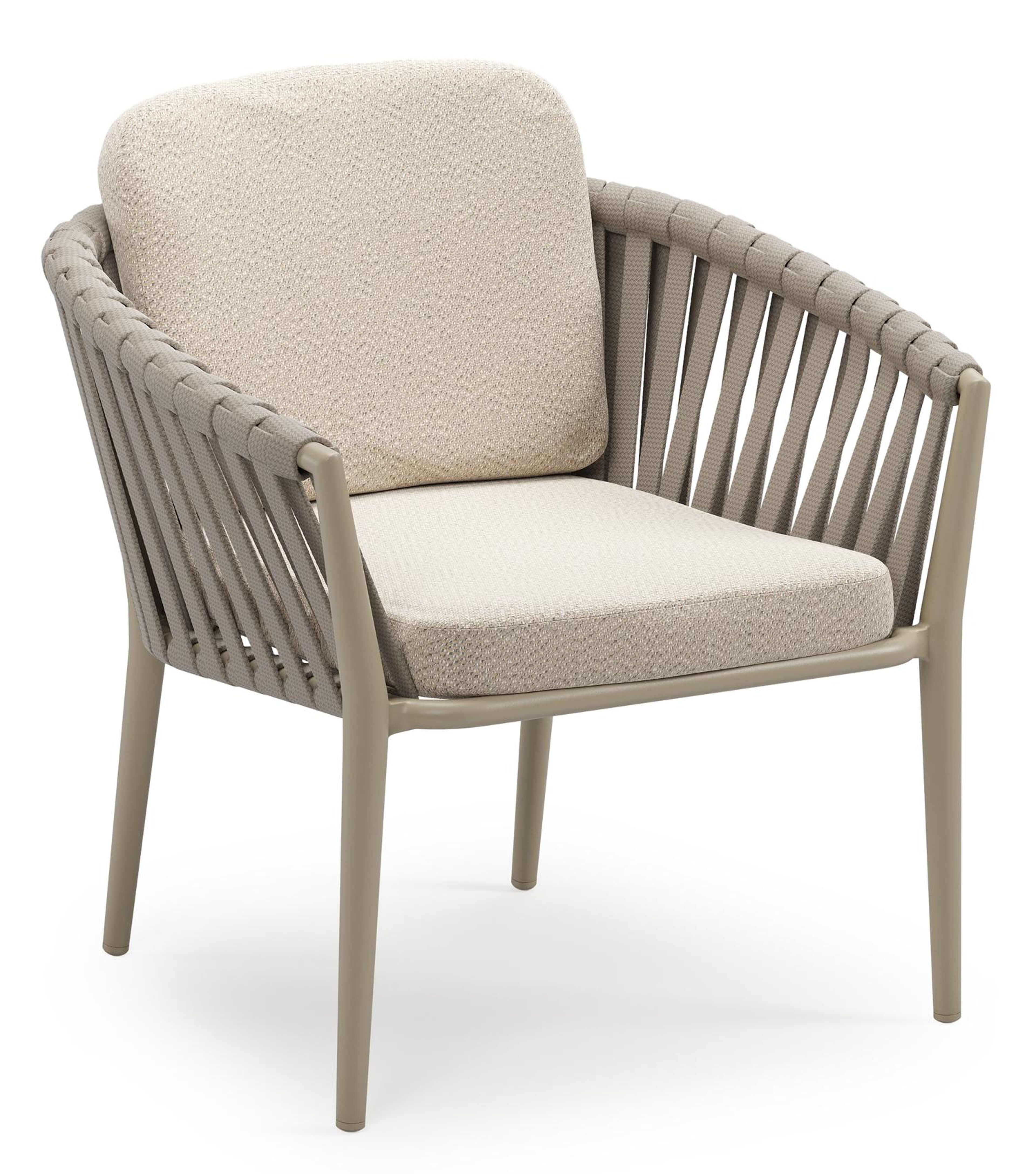 Orso low dining tuinstoel in beige aluminium en beige verticaal geweven luxe vlakke brede rope met stoelkussen in All Weather Sunbrella® Luxe Lopi Sand