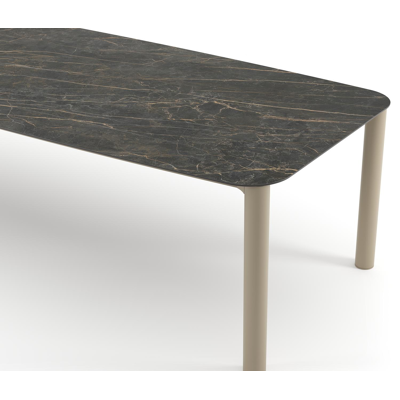 Table de jardin Orso forme de bateau en aluminium beige et céramique pleine Black Obsession - Lg. 315 x Lrg. 115 x Haut. 74.5 cm
