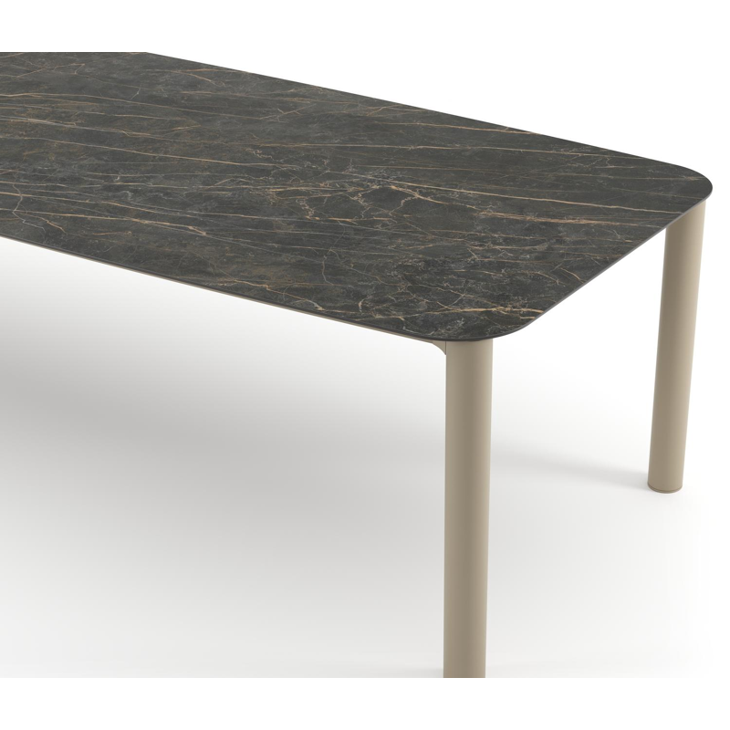 Table de jardin Orso forme de bateau en aluminium beige et céramique pleine Black Obsession - Lg. 315 x Lrg. 115 x Haut. 74.5 cm