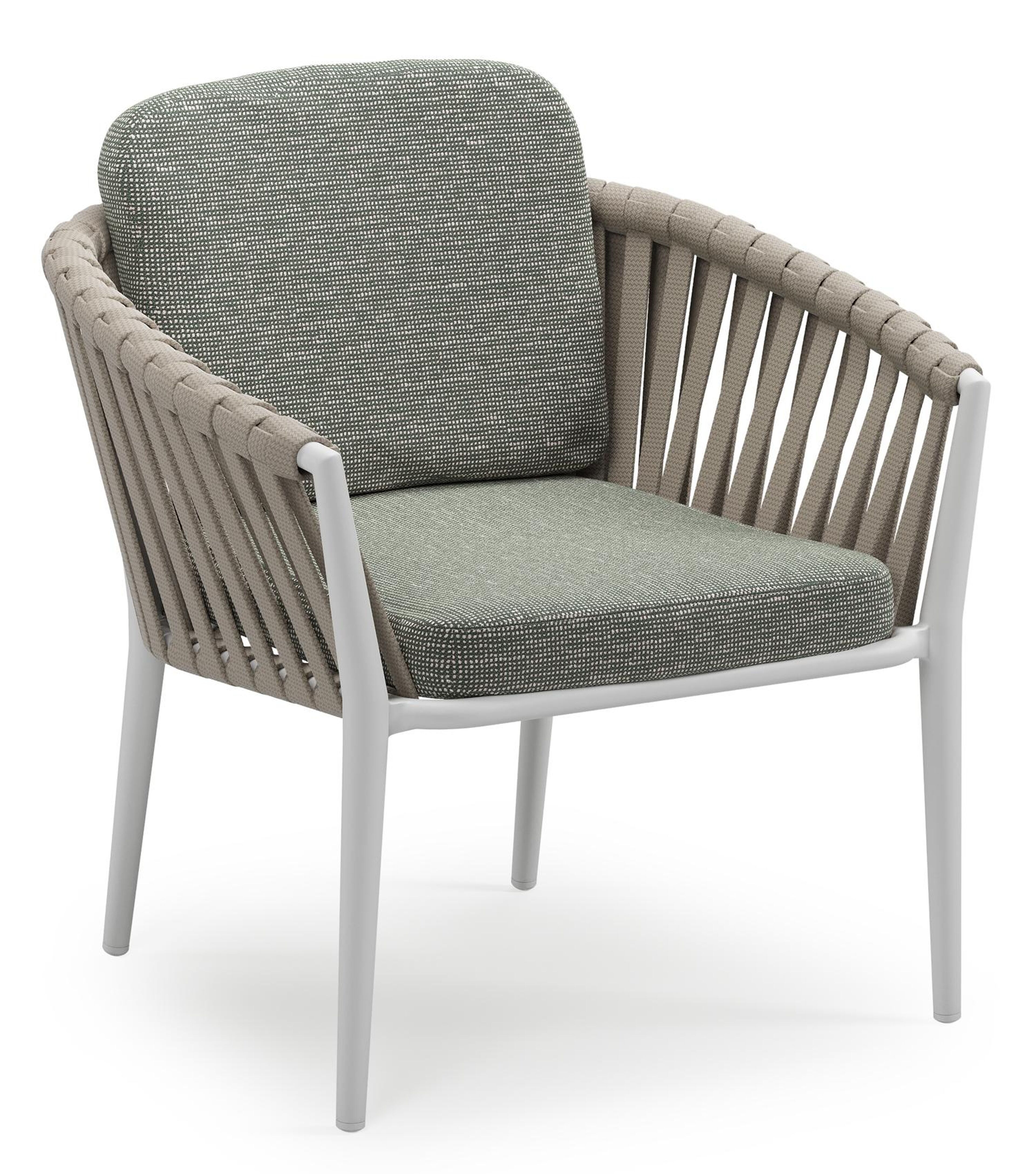 Orso low dining tuinstoel in wit aluminium en beige verticaal geweven luxe vlakke brede rope met stoelkussen in All Weather Sunbrella® Luxe Slow Fern