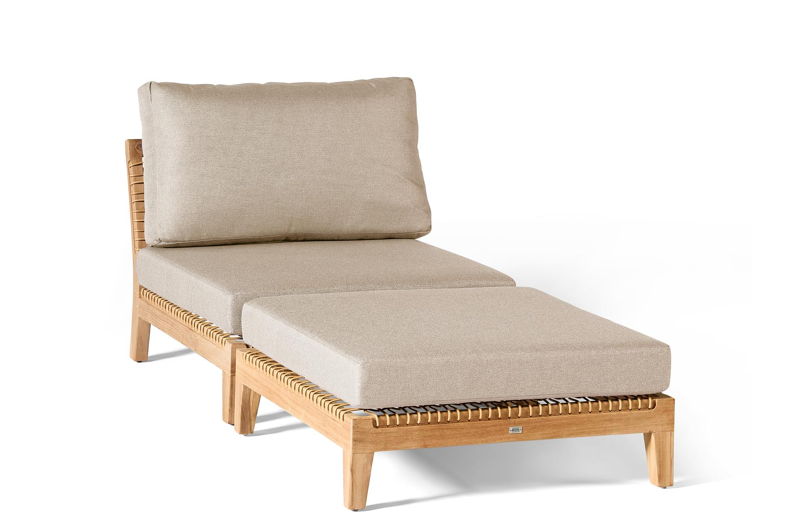 Cosito loungestoel met poef in teak en naturel wicker met beige weather+ softtouch kussen
