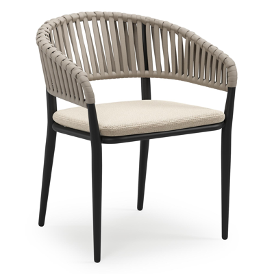 Tolfa stapelbare tuinstoel in zwart aluminium en beige verticaal geweven luxe vlakke brede rope met stoelkussen in All Weather Cosytica Althea Chalk