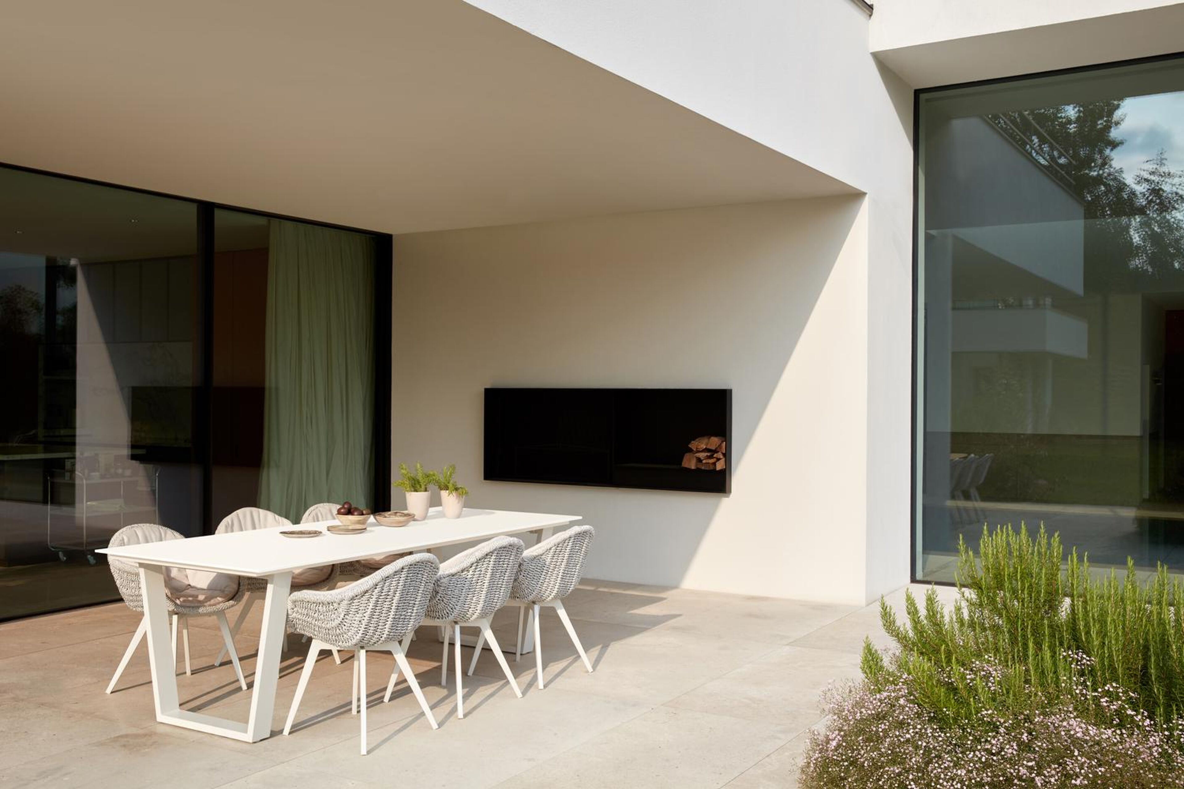 Pagino tuinstoel in wit aluminium en wit wicker