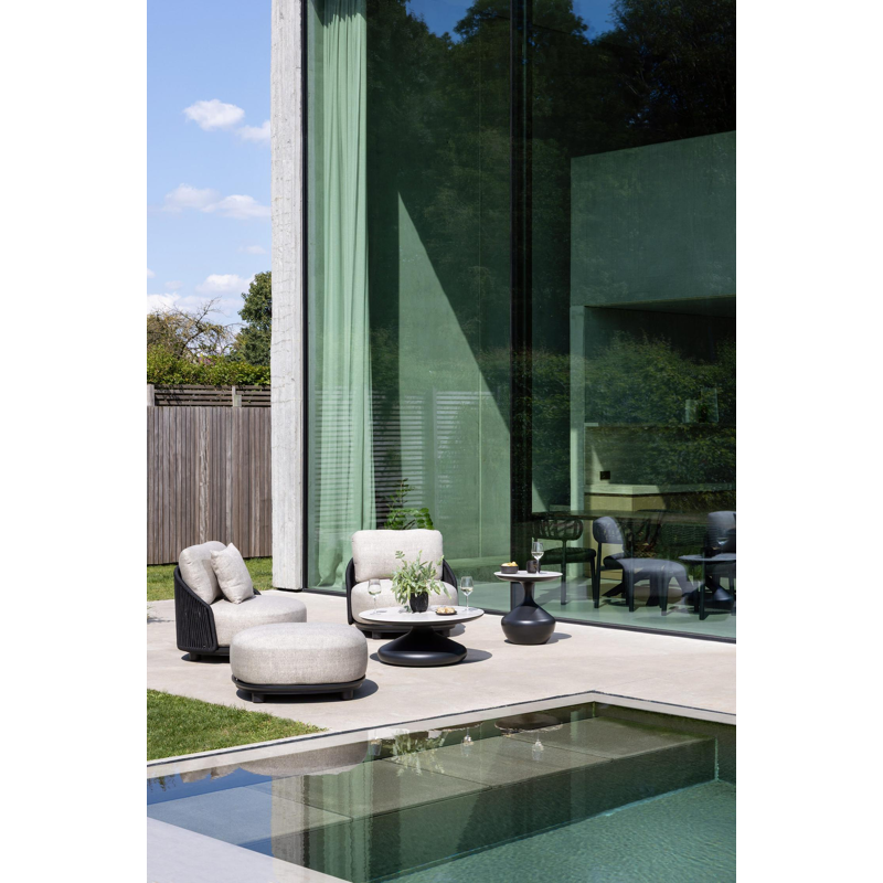 Vadelo loungestoel in zwart aluminium en zwart verticaal geweven ronde rope met chartres pewter all weather sunbrella® luxe kussen