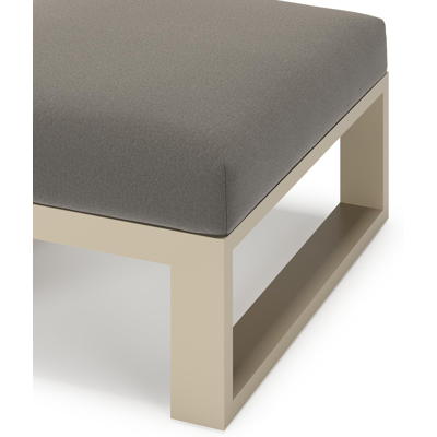 Verato poef in beige aluminium met natte dark taupe all weather sunbrella® luxe kussen