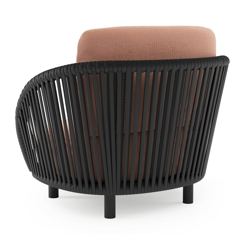 Lupino loungestoel in zwart aluminium en zwart verticaal geweven luxe vlakke brede rope met lopi fawn all weather sunbrella® luxe kussen