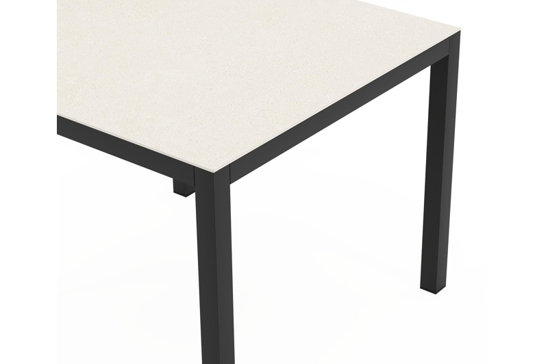 Feltro vierkante tuinset in zwart aluminium en sintered stone crema minerale met 4 Matera tuinstoelen