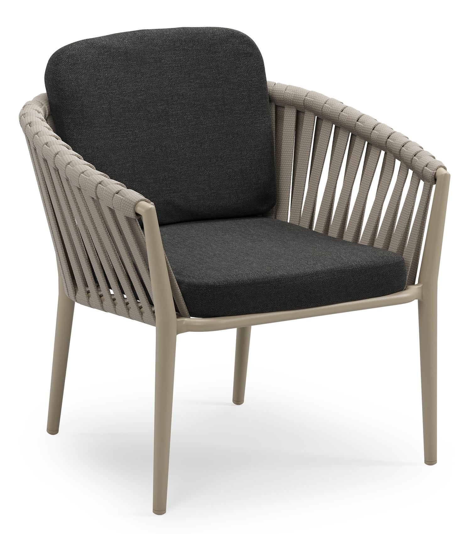 Orso low dining tuinstoel in beige aluminium en beige verticaal geweven luxe vlakke brede rope met stoelkussen in All Weather Sunbrella® Luxe Chartres Sooty