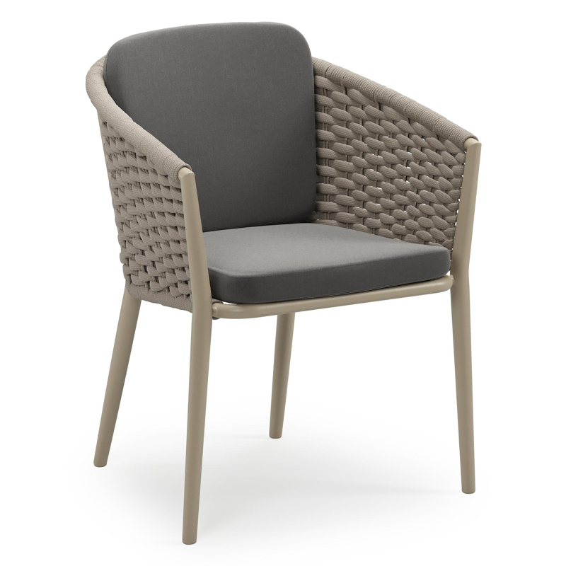 Orso stapelbare tuinstoel in beige aluminium en beige horizontaal geweven ronde rope met stoelkussen in All Weather Sunbrella® Luxe Natte Charcoal Chine