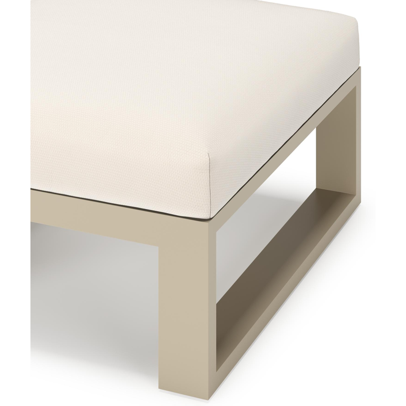Verato poef in beige aluminium met lopi snow all weather sunbrella® luxe kussen