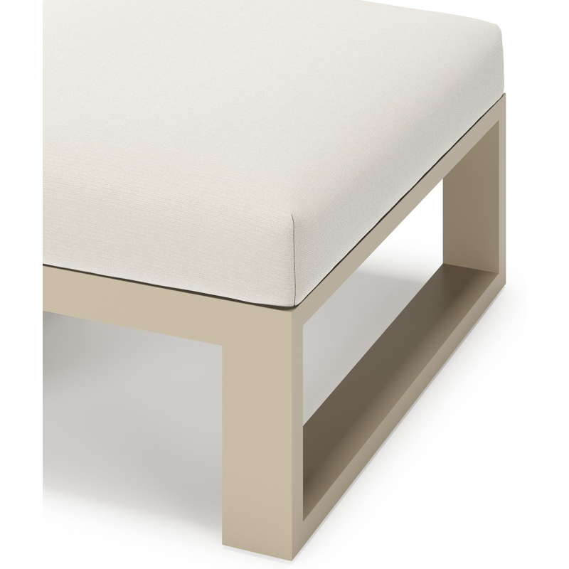 Verato poef in beige aluminium met savane white all weather sunbrella® luxe kussen