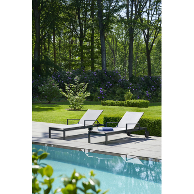 Ensemble de 2 chaises longues réglables Caravelle en aluminium noir avec textilène gris avec accoudoir