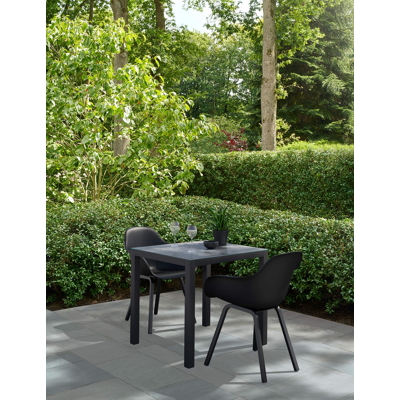 Feltro tuinset in zwart aluminium en grijs keramisch glas tafelblad met 2 Puglia tuinstoelen