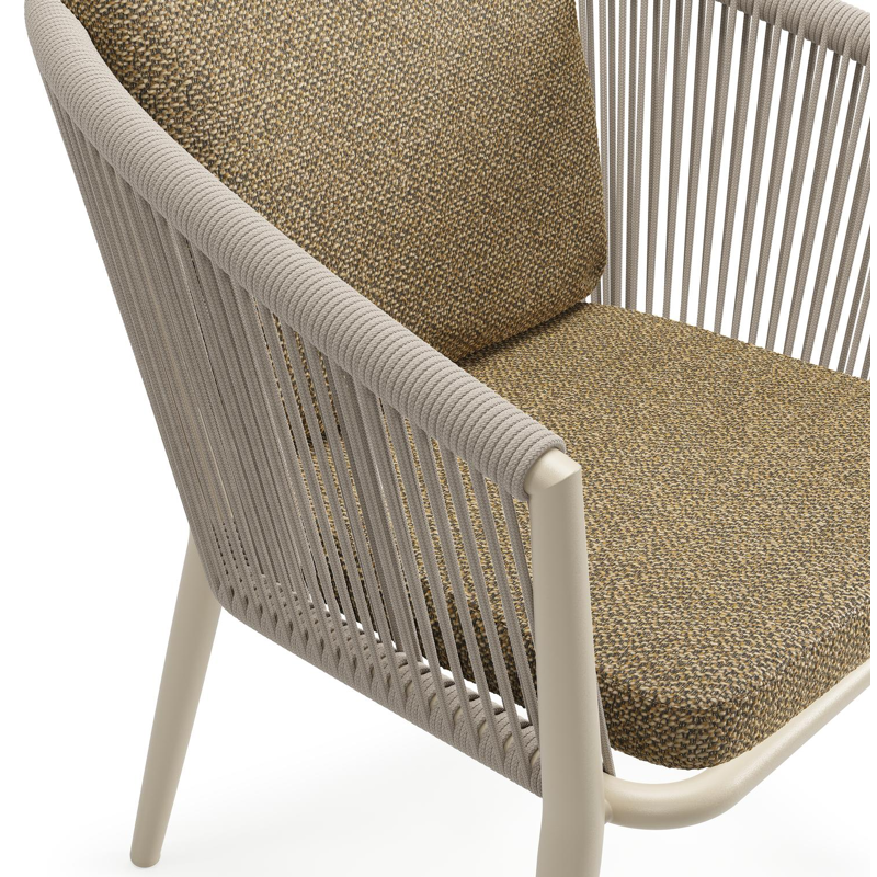 Orso tuinstoel in beige aluminium en beige verticaal geweven ronde rope met luxe zitkussen in All Weather Cosytica Madagascar Walnut