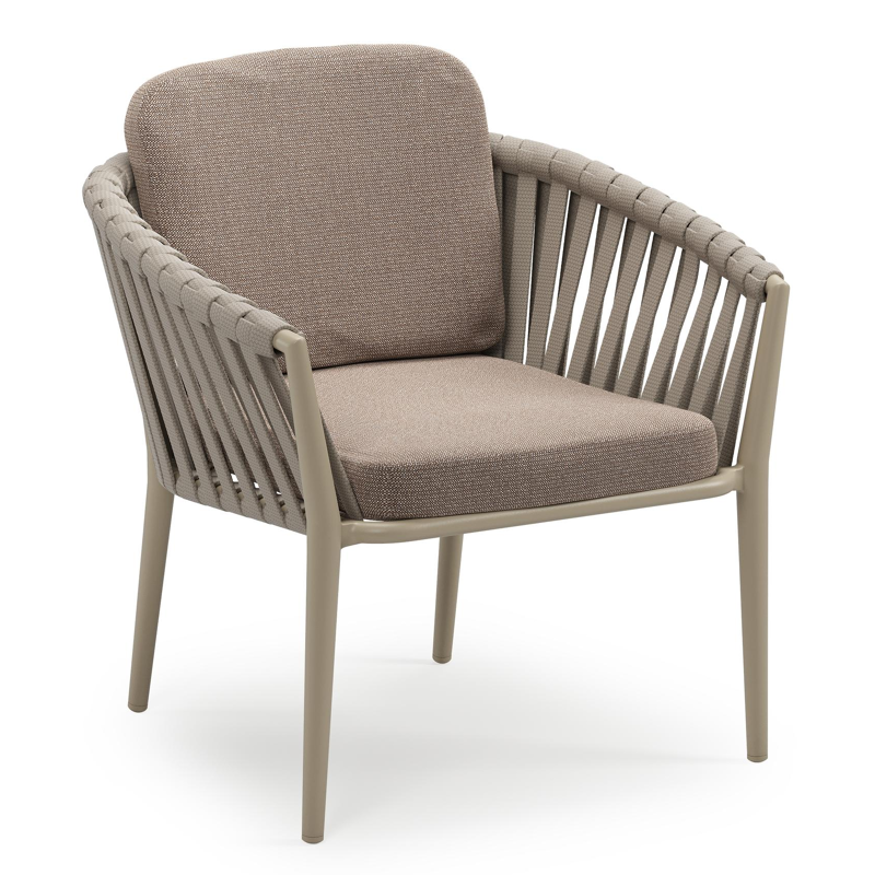 Orso low dining tuinstoel in beige aluminium en beige verticaal geweven luxe vlakke brede rope met stoelkussen in All Weather Sunbrella® Luxe Savane Earth