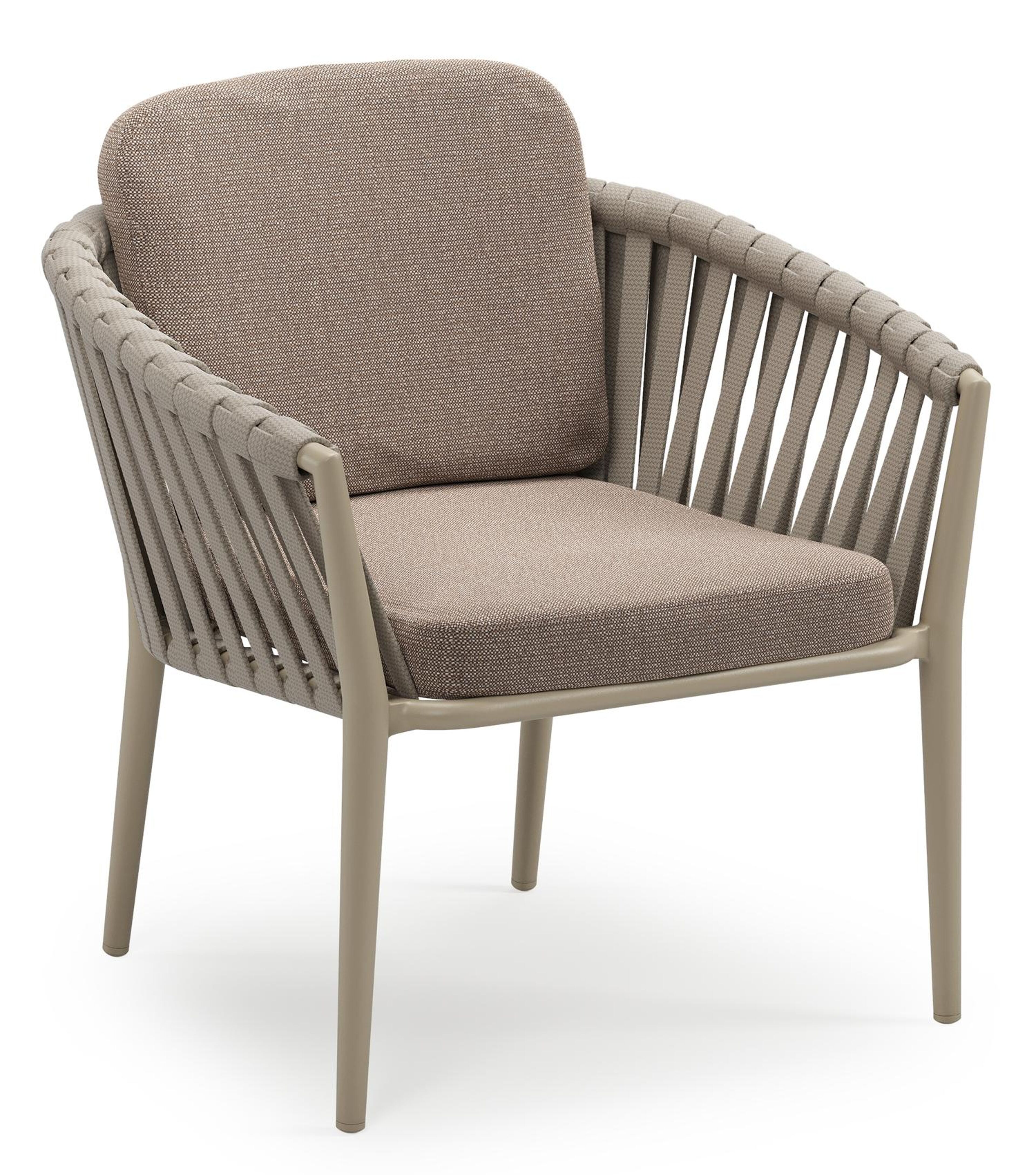 Orso low dining tuinstoel in beige aluminium en beige verticaal geweven luxe vlakke brede rope met stoelkussen in All Weather Sunbrella® Luxe Savane Earth
