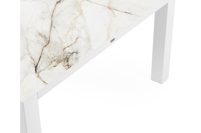 Table de jardin Nano en aluminium blanc et céramique pleine calacatta luxe - Lg 240 x Larg. 148 x H 74 cm