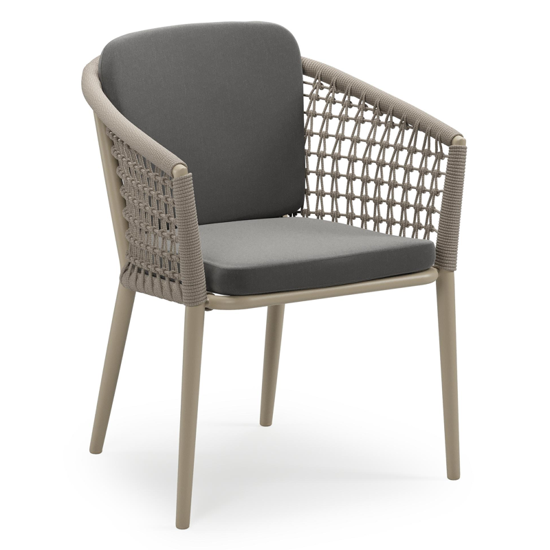 Orso stapelbare tuinstoel in beige aluminium en beige visnet geweven ronde rope met stoelkussen in All Weather Sunbrella® Luxe Natte Charcoal Chine