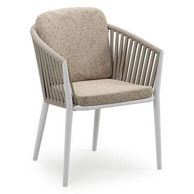 Orso stapelbare tuinstoel in wit aluminium en beige verticaal geweven luxe vlakke brede rope met stoelkussen in All Weather Cosytica Bora Jungle