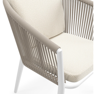 Chaise de jardin Orso en aluminium blanc et corde ronde tissée verticalement beige avec coussin luxe en All Weather Cosytica Althea Off White