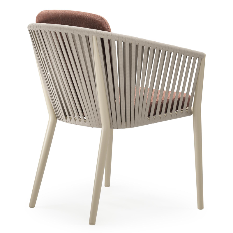 Chaise de jardin Orso en aluminium beige et corde plate tissée verticalement beige avec coussin en All Weather Sunbrella® Luxe Savane Rust