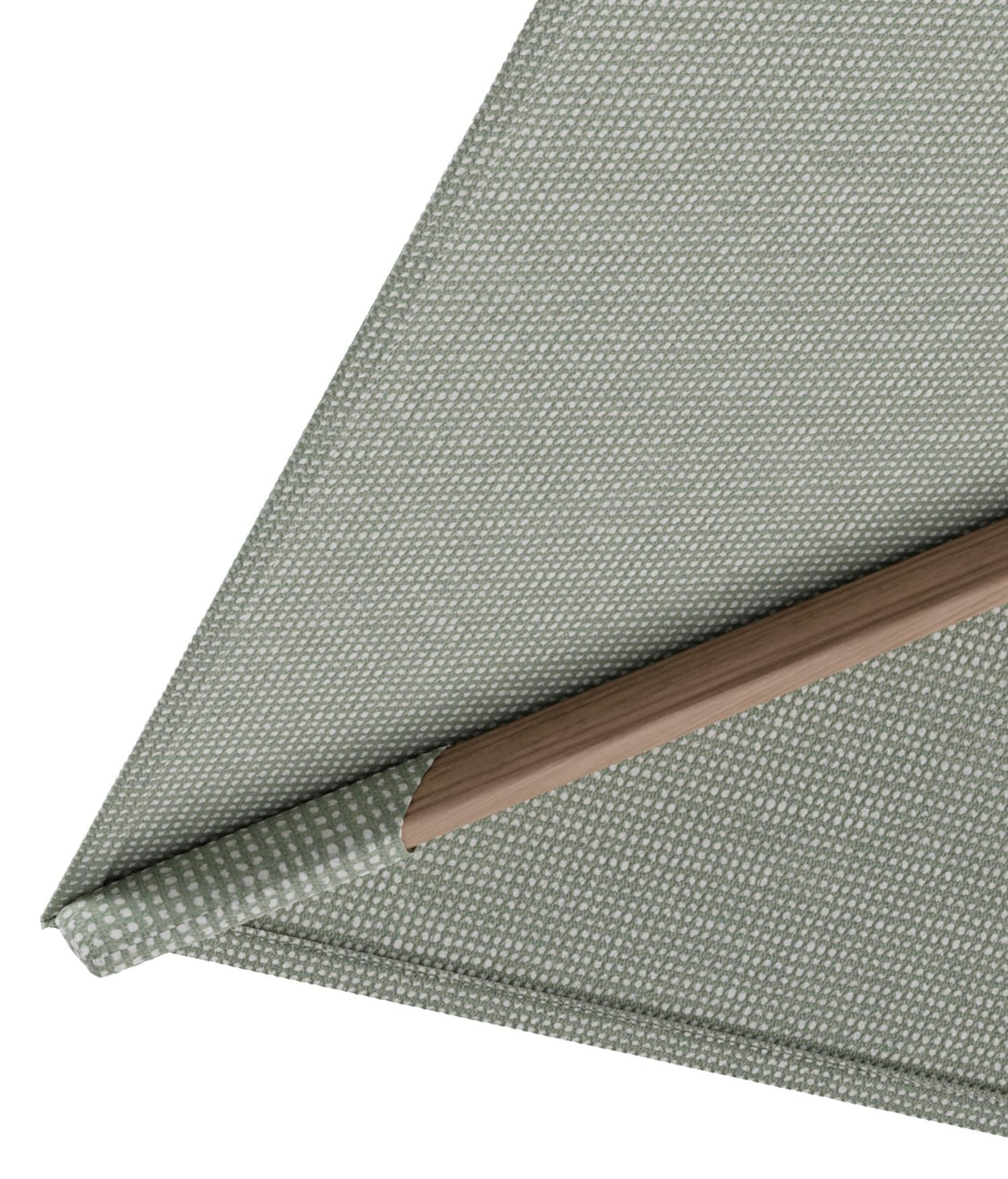 Rufina zweefparasol met tiltfunctie in houtlook aluminium en Slow Spirea All Weather Sunbrella® Luxe parasoldoek - L1 400 x L2 300 cm met parasolvoet Minore 150 kg met wielen