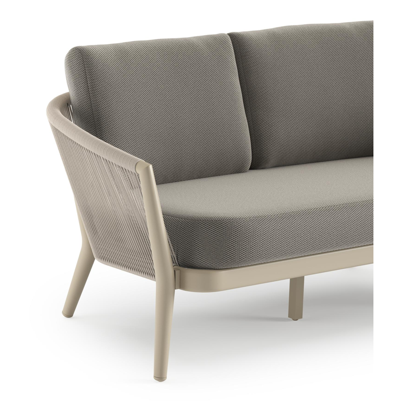 Orso loungebank in beige aluminium en beige verticaal geweven ronde rope met Lopi Charcoal all weather sunbrella® luxe kussen