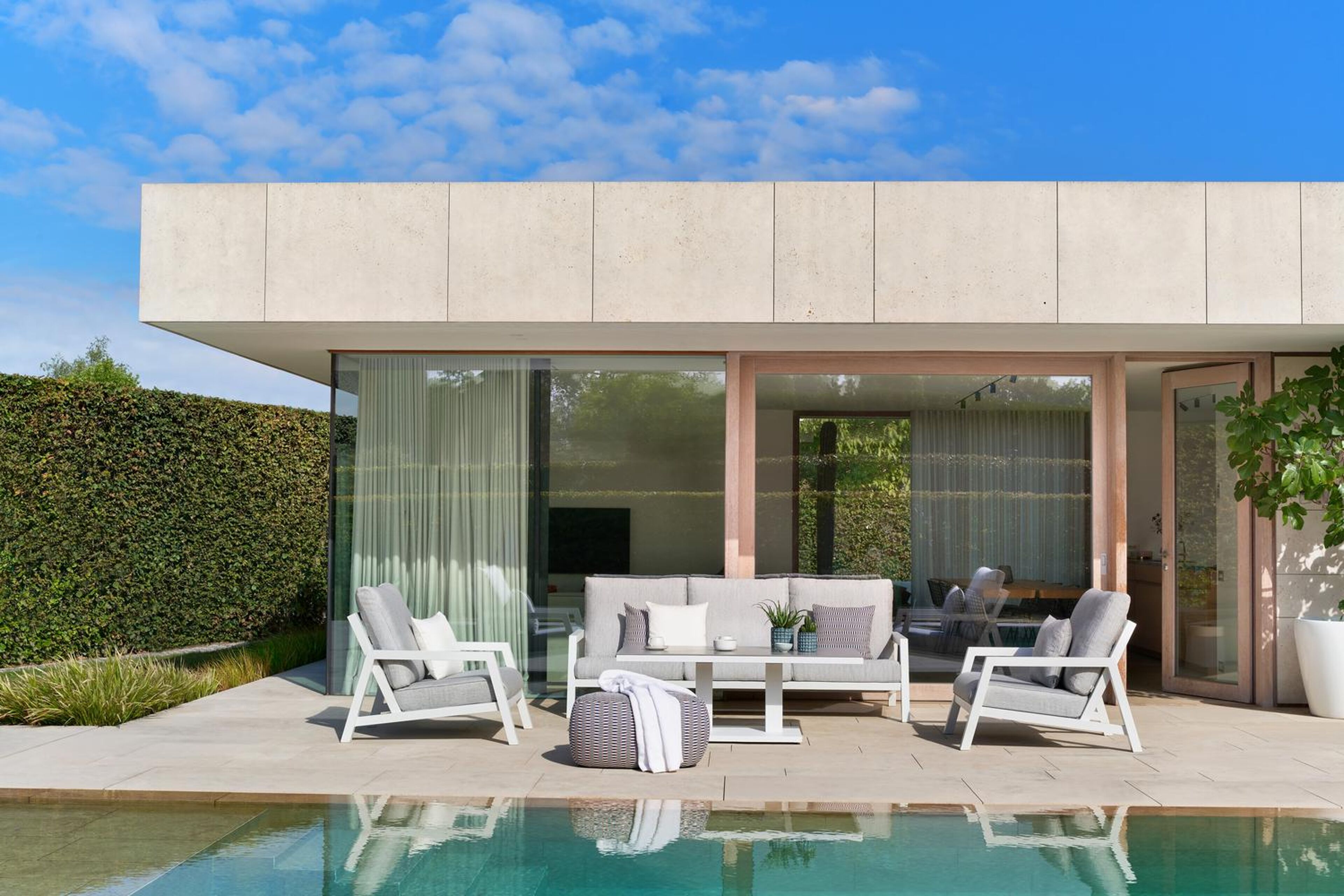 Cirello loungeset in wit aluminium met savane nimbus all weather sunbrella® luxe kussens