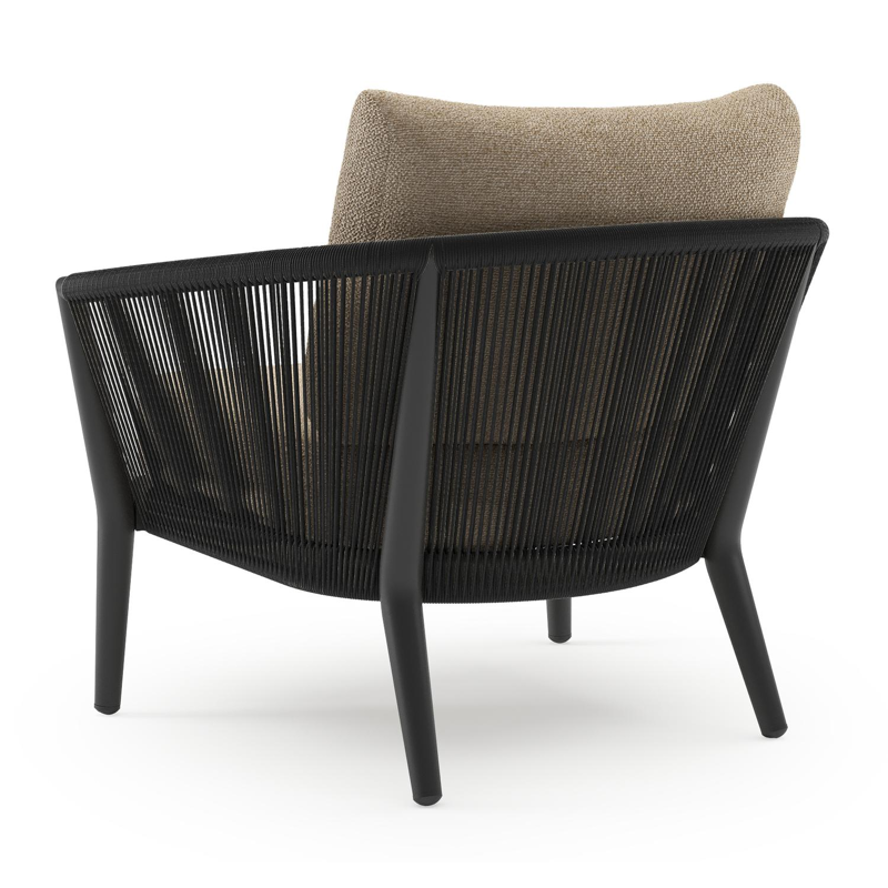 Orso loungestoel in zwart aluminium en zwart verticaal geweven ronde rope met Madagascar Oak all weather cosytica kussen