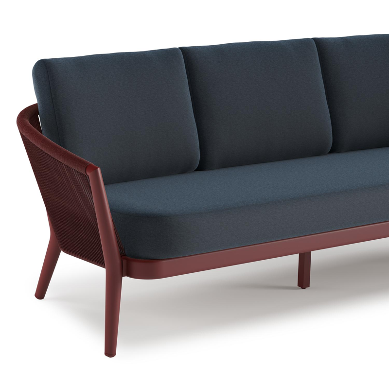 Orso loungebank in ruby aluminium en ruby verticaal geweven ronde rope met Heritage Indigo All Weather Sunbrella® luxe kussen
