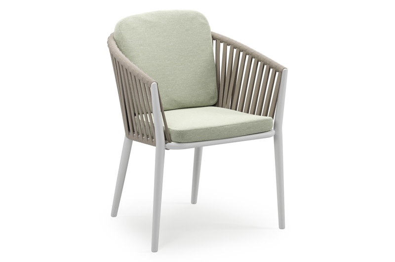 Orso stapelbare tuinstoel in wit aluminium en beige verticaal geweven luxe vlakke brede rope met stoelkussen in All Weather Sunbrella® Luxe Slow Spirea