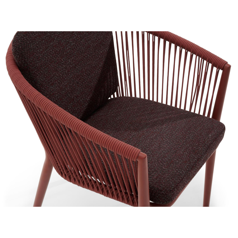 Chaise de jardin empilable Orso en aluminium rouge et corde ronde rouge tissée verticalement avec coussin en All Weather Sunbrella® Luxe Tundra Red