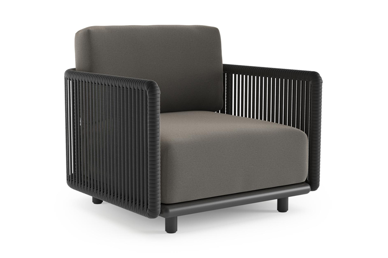 Organo loungestoel in zwart aluminium en zwart verticaal geweven luxe vlakke rope met natte dark taupe all weather Sunbrella® luxe kussen