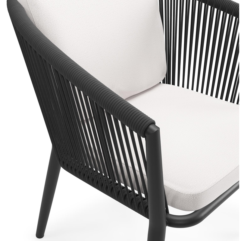 Chaise de jardin Orso en aluminium noir et corde ronde tissée verticalement noir avec coussin luxe en All Weather Sunbrella® Luxe Savane Whisper