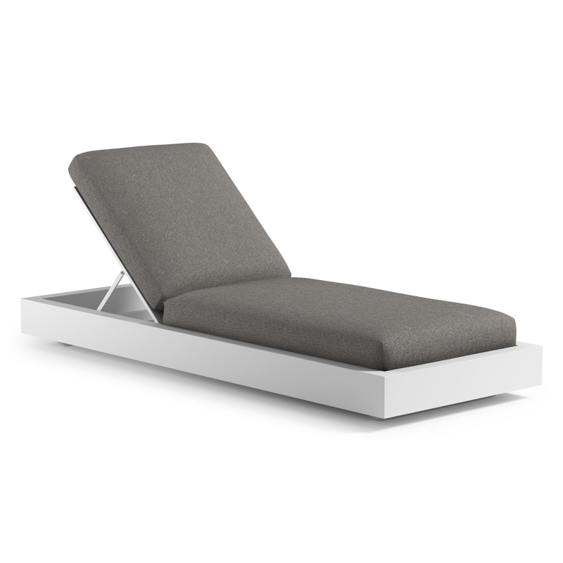 Como verstelbaar ligbed in wit aluminium met tundra charcoal all weather Sunbrella® luxe kussen