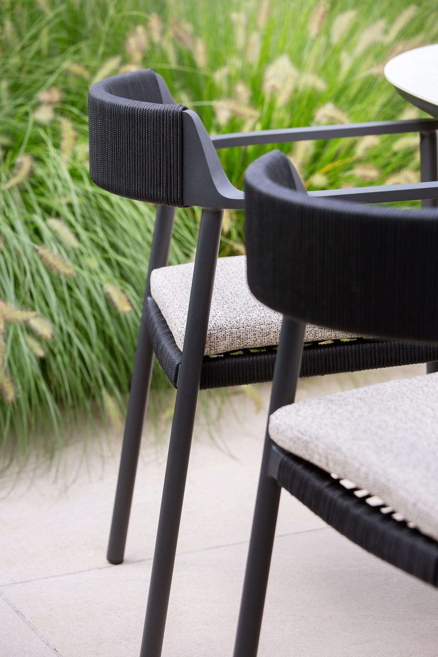 Fiordo tuinstoel in zwart aluminium en zwart vierkant geweven ronde rope 