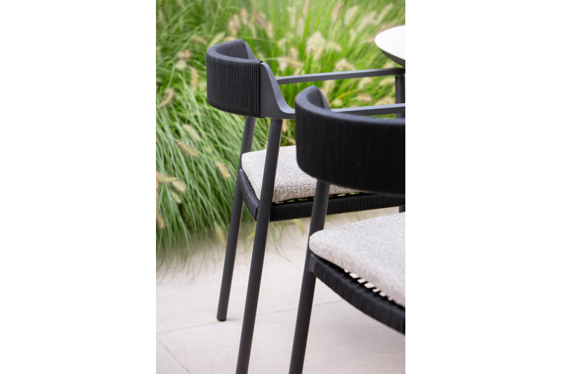 Fiordo tuinstoel in zwart aluminium en zwart vierkant geweven ronde rope 