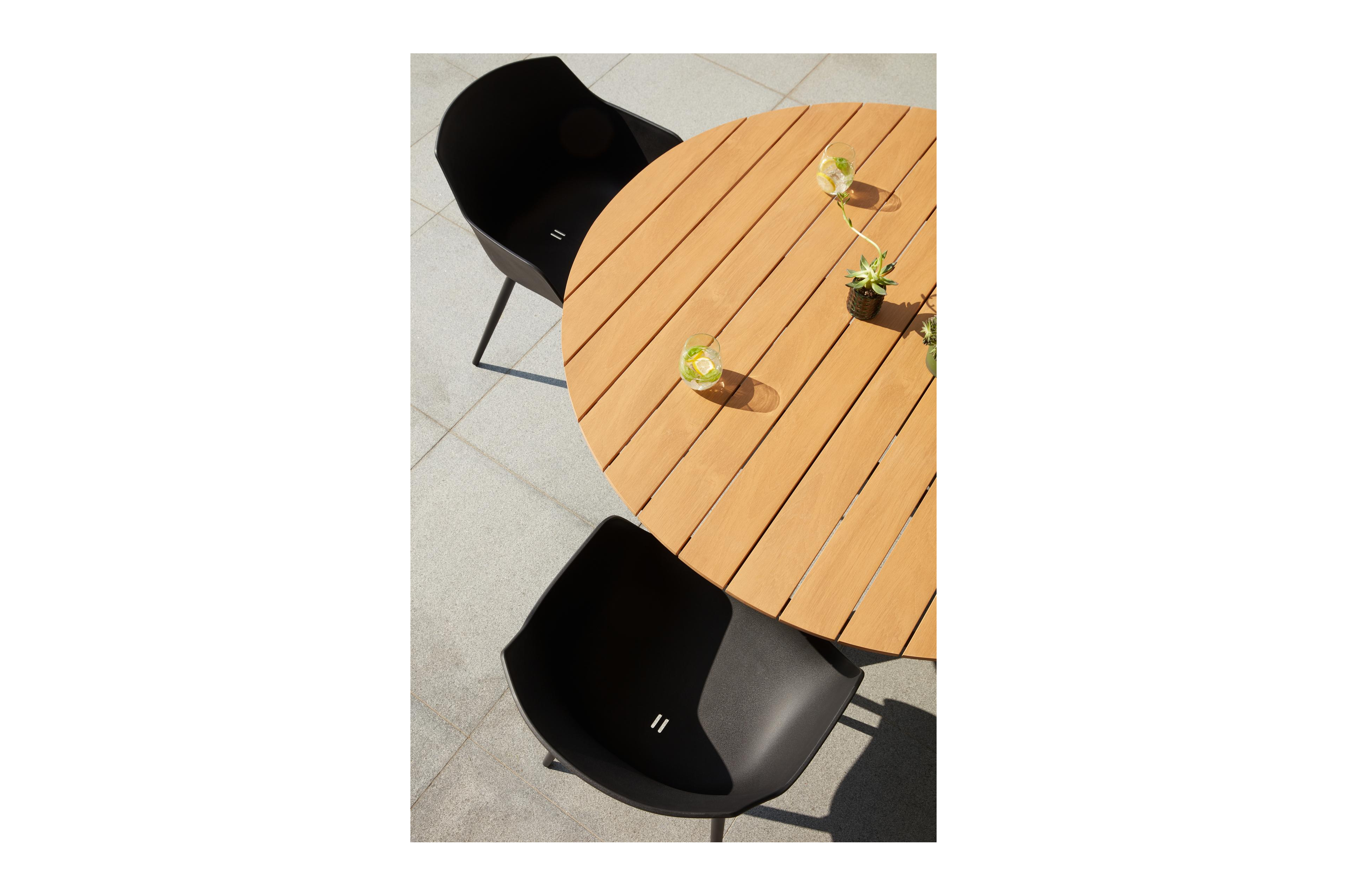Tora tuinset in zwart aluminium en naturel polywood tafelblad met 4 Paco tuinstoelen