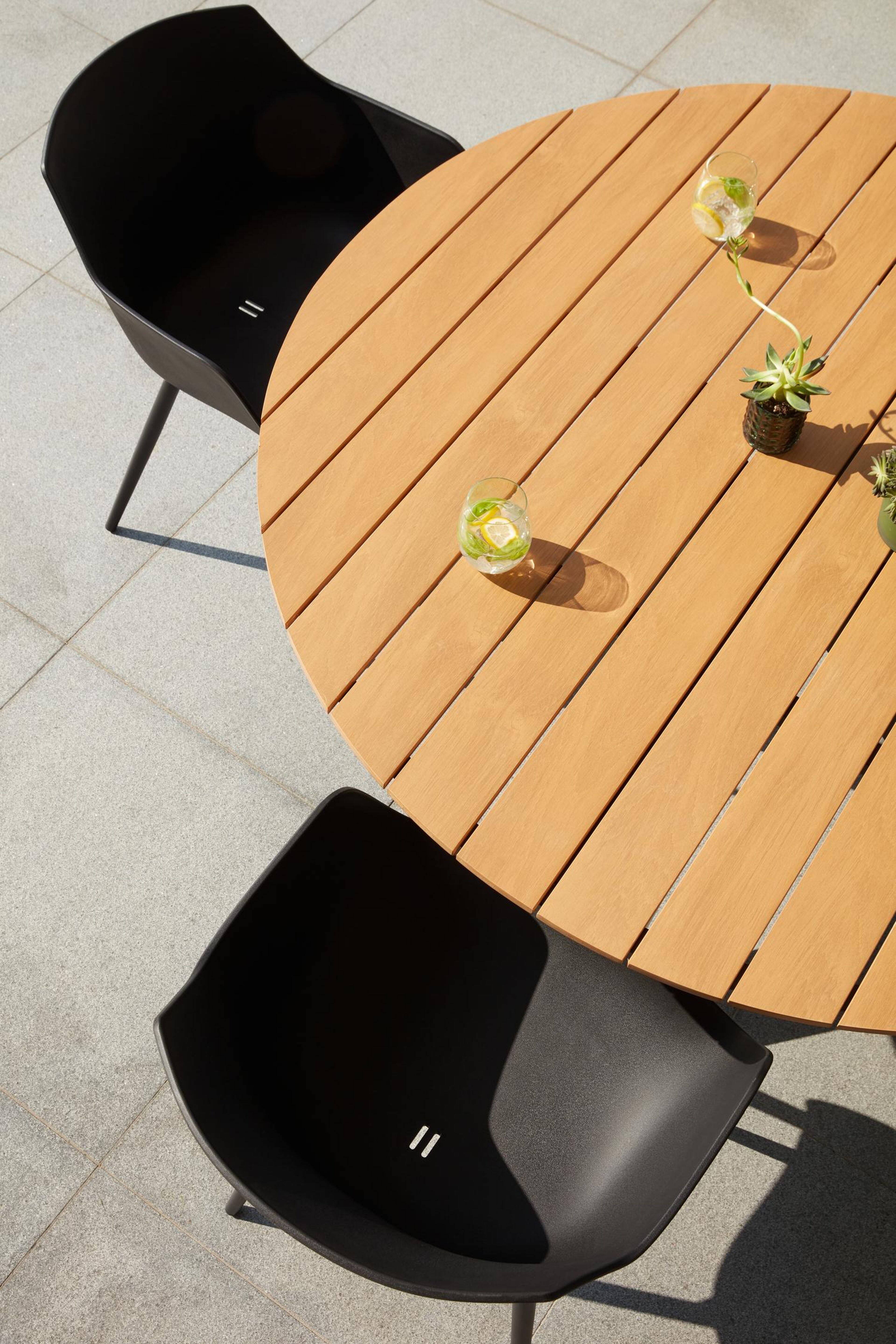 Tora tuinset in zwart aluminium en naturel polywood tafelblad met 4 Paco tuinstoelen