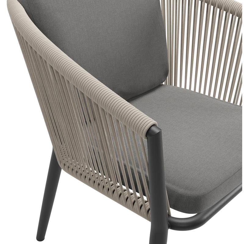 Orso tuinstoel in zwart aluminium en beige verticaal geweven ronde rope met luxe zitkussen in All Weather Sunbrella® Luxe Natte Charcoal Chine