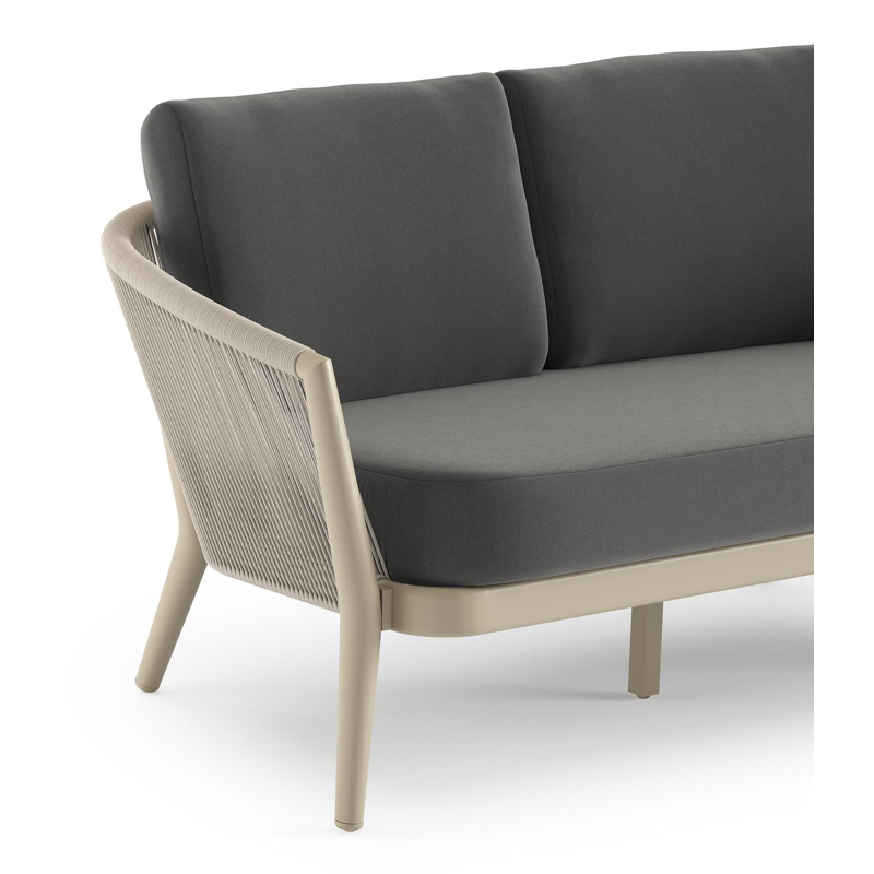 Orso loungebank in beige aluminium en beige verticaal geweven ronde rope met Natte Charcoal Chine all weather sunbrella® luxe kussen