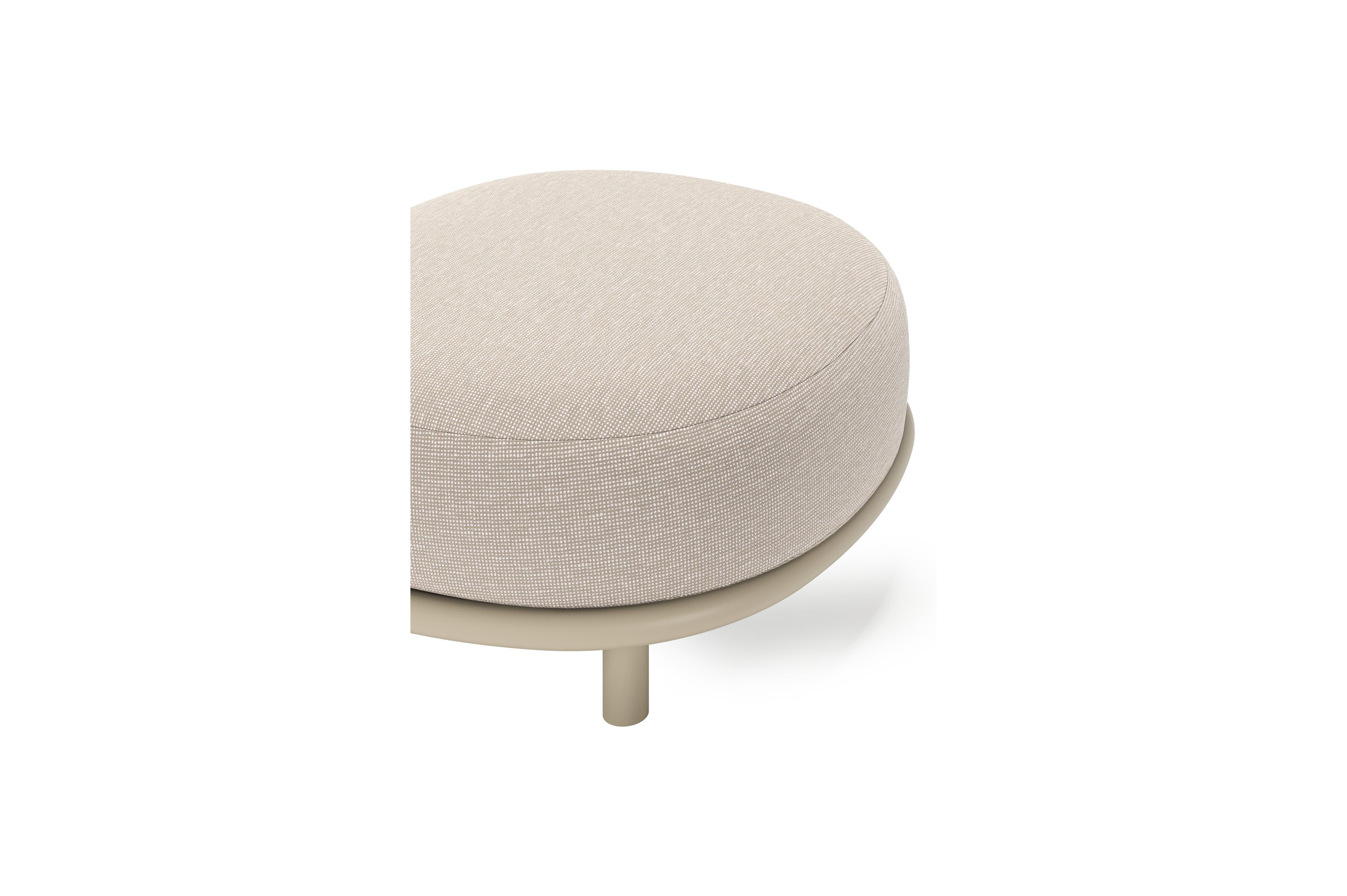 Lupino poef in beige aluminium met slow farafra all weather sunbrella® luxe kussen