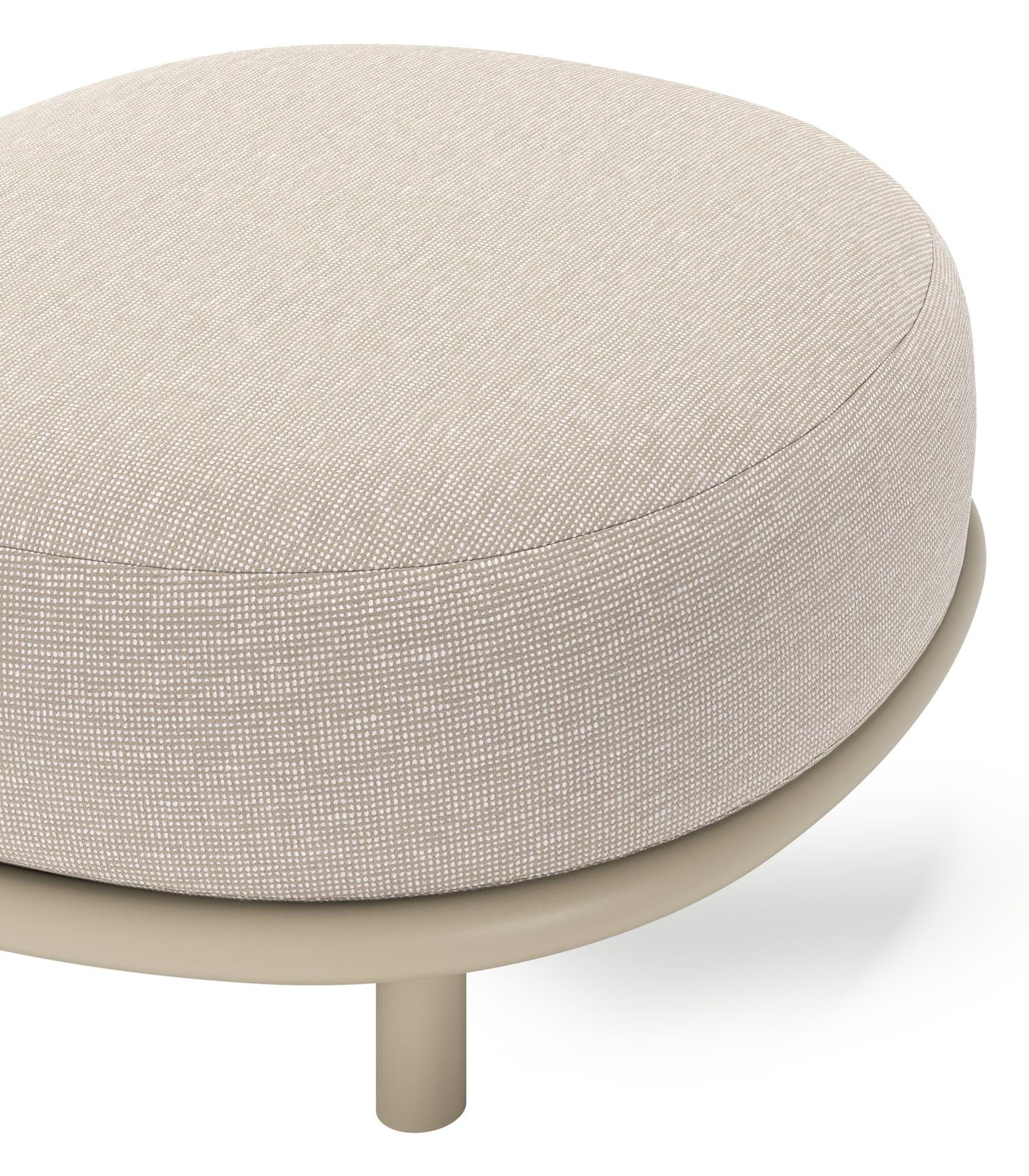 Pouf Lupino en aluminium beige et coussin en all weather sunbrella® luxe slow farafra