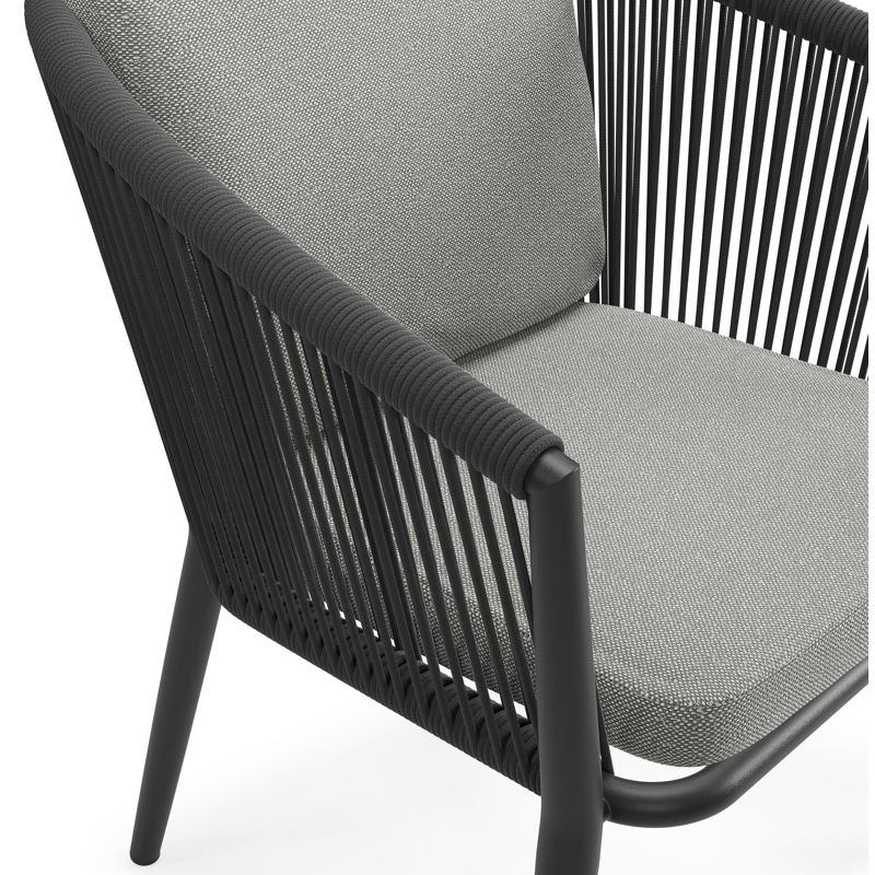Orso tuinstoel in zwart aluminium en zwart verticaal geweven ronde rope met luxe zitkussen in All Weather Sunbrella® Luxe Savane Zinc