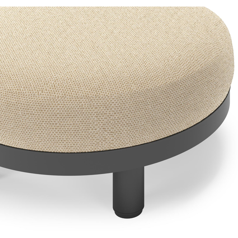 Donato lounge poef in zwart aluminium met All Weather Cosytica Althea Camel kussen