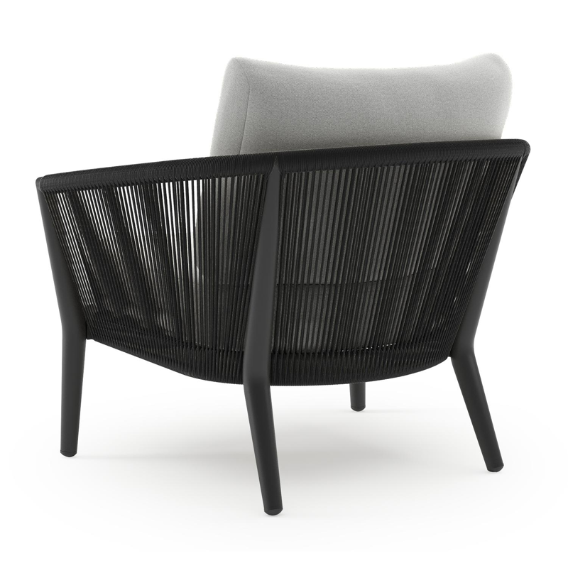Orso loungestoel in zwart aluminium en zwart verticaal geweven ronde rope met Natte Grey Chine all weather sunbrella® luxe kussen
