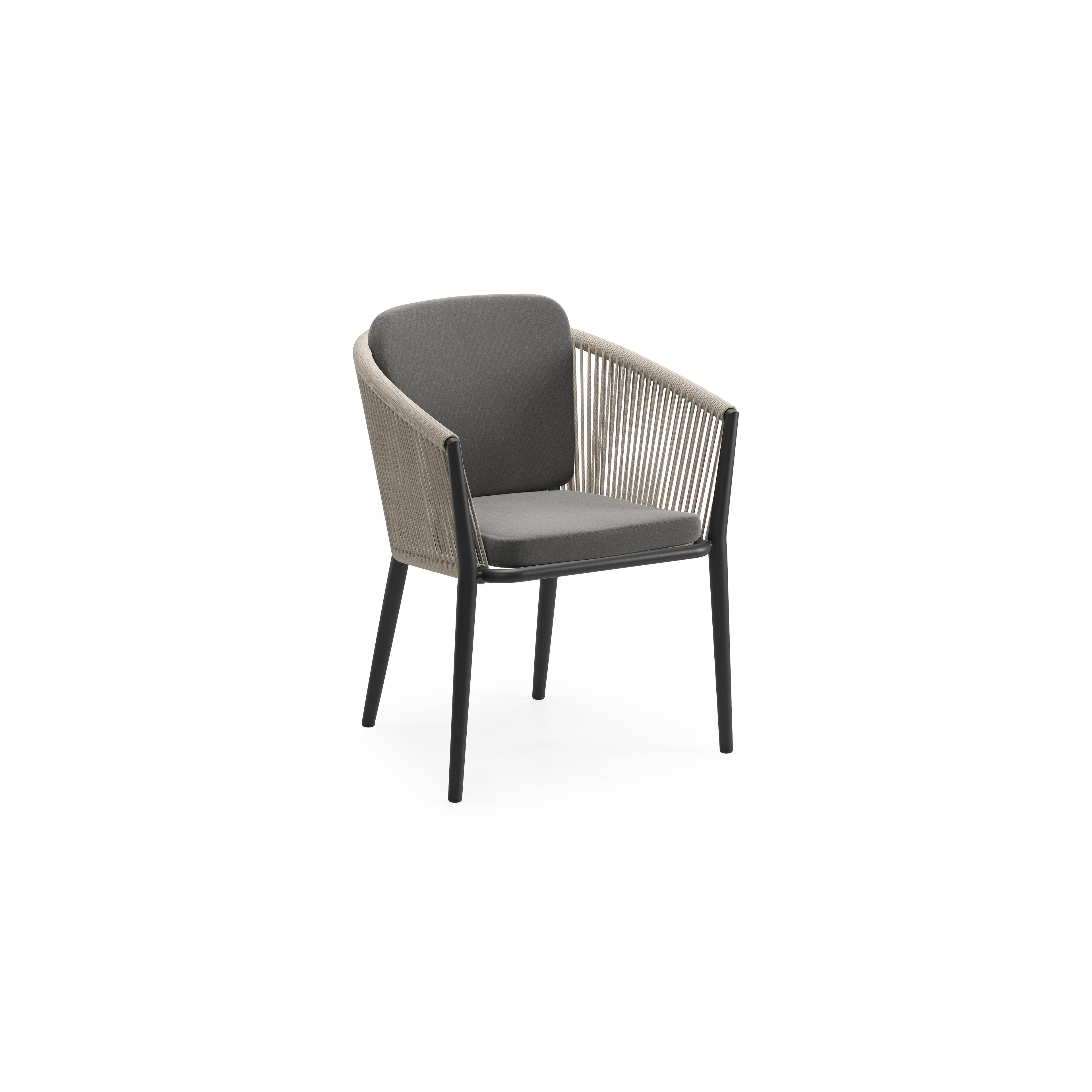 Orso tuinstoel in zwart aluminium en beige verticaal geweven ronde rope met kussen in natte charcoal chine all weather sunbrella® luxe