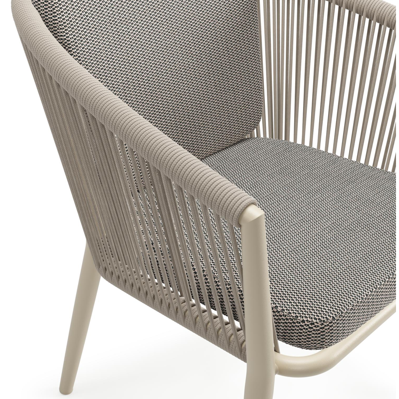 Orso tuinstoel in beige aluminium en beige verticaal geweven ronde rope met zitkussen in All Weather Sunbrella® Luxe Lopi Pepper