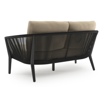 Orso loungebank in zwart aluminium en zwart verticaal geweven ronde rope met Althea Camel all weather cosytica kussen