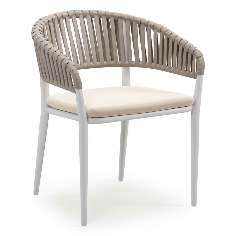 Tolfa stapelbare tuinstoel in wit aluminium en beige verticaal geweven luxe vlakke brede rope met stoelkussen in All Weather Sunbrella® Luxe Natte Linen Chalk